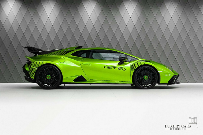 Trải nghiệm trên siêu xe Lamborghini Huracan STO cho thấy xe có 3 chế độ lái đặt tên hoàn toàn xa lạ với các mẫu xe cùng nhà, đầu tiên là STO mang đến cảm giác lái tốt nhất khi xe đi trên phố, tiếp theo đó là Trofeo tập trung vào các thông số để đua và cuối cùng là Pioggia giúp chủ nhân an tâm chạy xe dưới trời mưa.