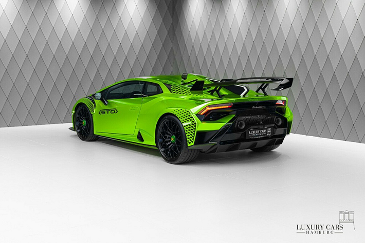 Sức mạnh của siêu xe Lamborghini Huracan STO vẫn đến từ khối động cơ V10, dung tích 5.2 lít, mang đến công suất tối đa 640 mã lực và mô-men xoắn cực đại 565 Nm tương tự như phiên bản Huracan EVO nhưng trải nghiệm lái, hệ thống treo được phát triển theo các mẫu xe đua. Lamborghini Huracan STO tăng tốc từ vị trí xuất phát lên 100 km/h chỉ trong thời gian 3 giây, trước khi lao đến tốc độ tối đa là 310 km/h.