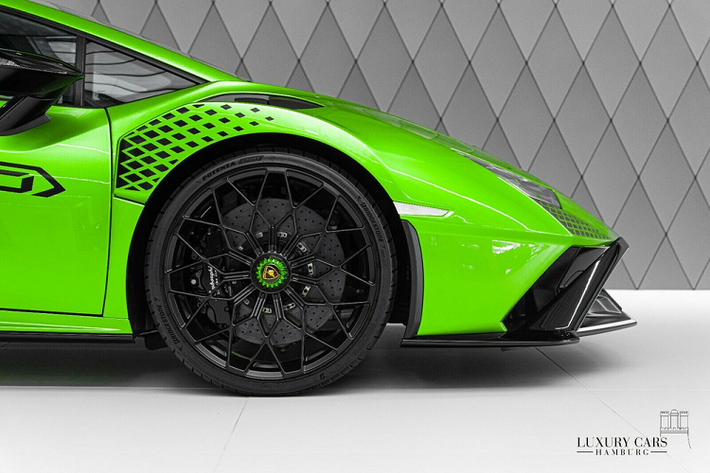 Việc có sẵn xe Lamborghini Huracan STO ở nước ngoài rất thuận tiện cho việc mua bán, khách không phải chờ quá lâu để nhận bàn giao xe. Đổi lại mức giá bán phải cao hơn con số 327.838 đô la, tương đương 7,5 tỷ đồng mà hãng xe Lamborghini công bố.