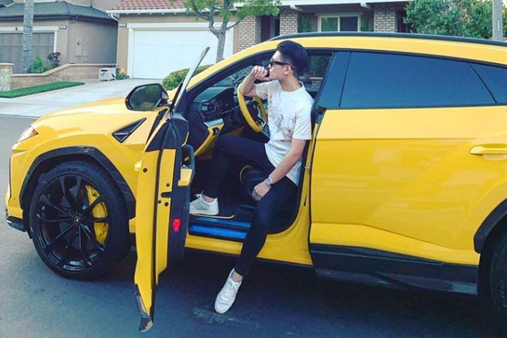 Siêu xe của Đỗ Quang Vinh - thiếu gia nhà bầu Hiển đầu tiên phải kể đến là chiếc Lamborghini Urus, chiếc SUV này được đưa về nước hồi đầu năm ngoái. Xe có ngoại thất màu vàng Giallo Auge đặc trưng, kết hợp bộ mâm 23 inch sơn đen bóng và kẹp phanh màu vàng tương phản. Sức mạnh của Urus đến từ động cơ tăng áp kép V8 4.0L cho công suất 650 mã lực và mô-men xoắn 850 Nm.