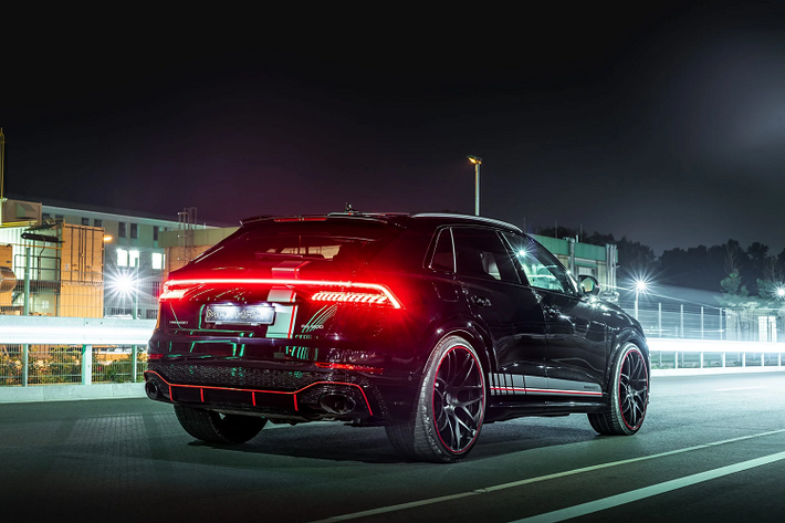 Phiên bản nâng cấp đầu tiên dành cho Audi RS Q8 độ Manhart Performance từng cho ra mắt chính là bản “RQ 900” mạnh 905 mã lực. Bản độ mang tên Manhart RQ 900 đã được công bố hơn một năm trước với một số hình ảnh thiết kế. Cho tới nay, hãng độ xe Đức đã ra mắt thêm bản độ mang tên “RQ 800” với những chi tiết độ đơn giản hơn so với phiên bản RQ 900, điển hình như các chi tiết độ thân rộng cũng được cắt giảm.