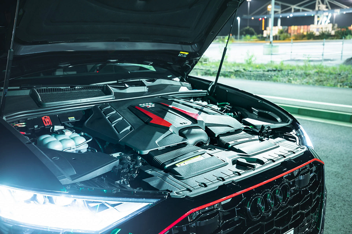 Chiếc xe mẫu của thương hiệu Manhart Performance được trang bị bộ mâm xe độ Manhart Classic Line có kích thước 24 × 10,5 ở phía trước và 24 × 12,5 ở phía sau. Bộ mâm này được sơn màu đen satin có sọc trang trí màu đỏ đi kèm bộ lốp có thông số 295/30 và 355/25. Manhart cũng đã trang bị cho chiếc SUV nhiều chi tiết trang trí màu đỏ trên các tấm cản trước, gương chiếu hậu và bộ khuếch tán phía sau. Ngoài ra xe còn được trang bị một số đường sọc đỏ và xám mờ chạy dọc theo mui xe và trên nóc xe.