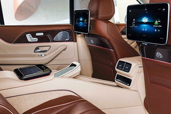 Ngoài ra, xe cũng được bổ sung một tủ lạnh nhỏ cùng khoang làm mát rượu champagne và các bộ bàn làm việc đa dụng. Ngay cả ở trạng thái cơ bản nhất, nội thất của dòng xe Maybach GLS vẫn tràn ngập các tiện nghi cao cấp khi sử dụng da Nappa, cửa sổ trời cỡ lớn với 2 chế độ kính mờ/trong, tấm che nắng chỉnh điện, điều hòa độc lập cho ghế sau,… và gói tùy chọn AIR-BALANCE.