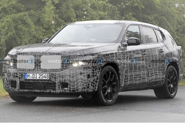 Ngoài ra, dường như BMW X8 hoàn toàn mới còn có đèn pha tách đôi đi kèm dải LED ban ngày bên trên, các đầu ống xả kép chồng lên nhau và kích thước gia tăng. Tổng thể xe trông rất đồ sộ, mạnh mẽ và cao cấp.
