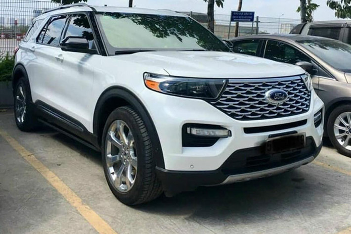 Theo tư vấn bán hàng, Ford Explorer 2022 sẽ ra mắt trong đầu năm sau (đó là lý do tại Việt Nam xe được bán ra dưới hình là thức là model 2022), giá xe Ford Explorer 2022 dự kiến từ 2,26 tỷ đồng với duy nhất một phiên bản Limited như đời cũ.