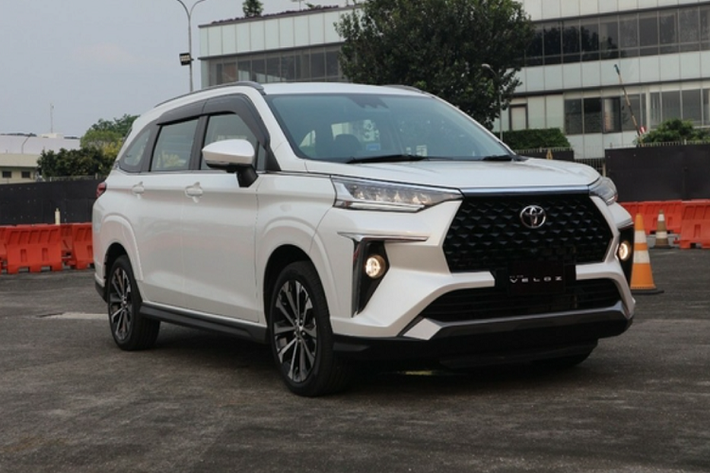 Mới đây, Toyota Veloz 2022 mới đã chính thức được ra mắt tại Indonesia. Mặc dù cùng xuất hiện với Avanza nhưng Veloz được định vị ở phân khúc cao hơn, nhờ đó cũng sở hữu nhiều trang bị tiên tiến hơn nhằm hướng đến khách hàng muốn trải nghiệm chiếc MPV hiện đại và an toàn.