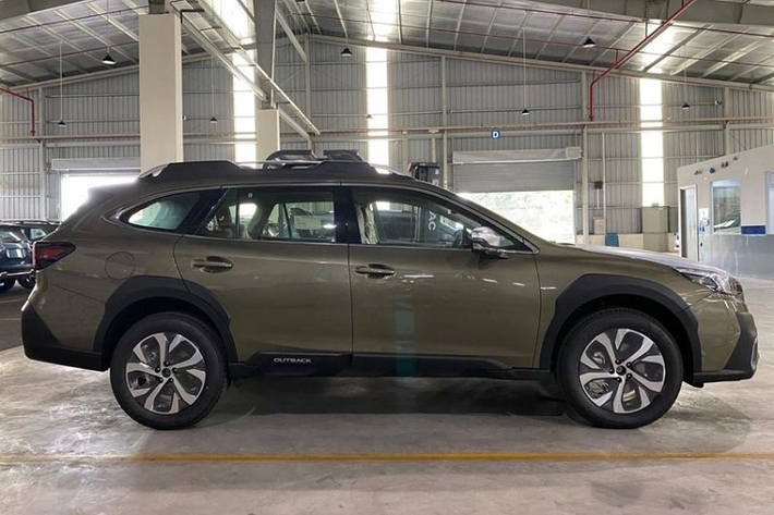 Subaru Outback 2022 đầu tiên về nước dùng động cơ hút khí tự nhiên 2.5L sản sinh công suất 182 mã lực và mô-men xoắn 239 Nm, đi kèm hộp số CVT và hệ dẫn động 4 bánh.