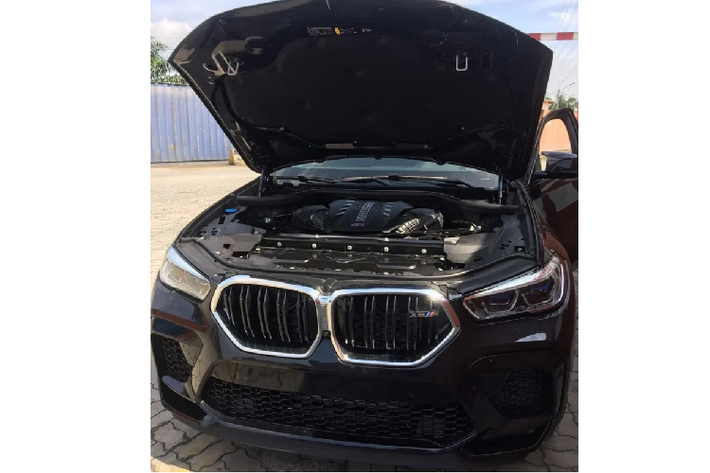 Sức mạnh được truyền xuống bốn bánh (M xDrive) thiết lập thiên về cầu sau, tiêu chuẩn khoá vi sai M để tăng khả năng bám đường và cải thiện khả năng xử lý. Xe sử dụng hộp số tự động 8 cấp (8AT) M Sport cho phép sang số tay thông qua lẫy chuyển số.