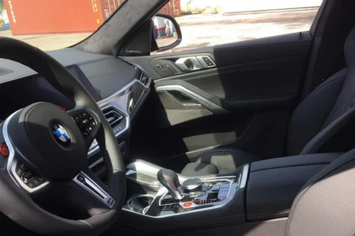 Nội thất BMW X6 M được trang bị tiêu chuẩn hệ thống Live Cockpit Professional M View gồm màn hình hỗ trợ lái và màn hình giải trí trung tâm kỹ thuật số. Trong đó, màn hình giải trí trung tâm kỹ thuật số “chạy” hệ điều hành iDrive 7.0 Operating System mới nhất, hỗ trợ tính năng trợ lý ảo thông minh (Intelligent Personal Assistant), kết nối Apple CarPlay và Android Auto.