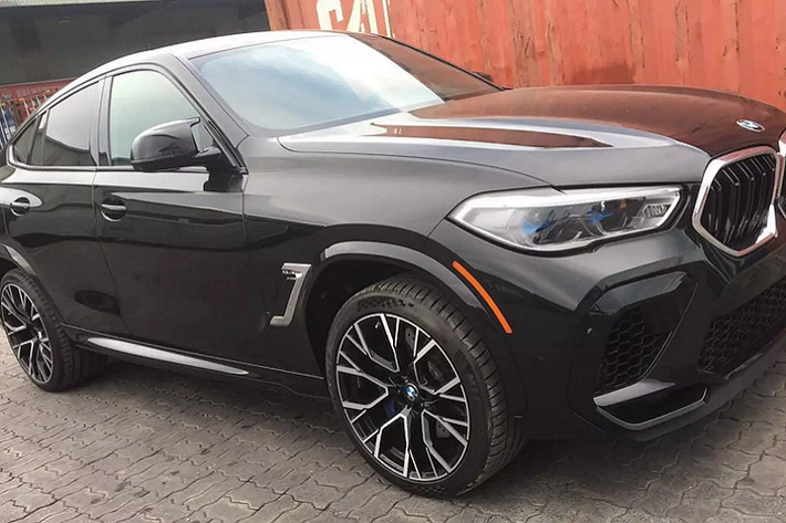 Theo tìm hiểu, chiếc BMW X6 M 2021 mới này được nhập khẩu trực tiếp từ thị trường Mỹ, đây cũng là chiếc X6 M thế hệ mới đầu tiên được đưa về nước. So với phiên bản X6 xDrive40i M Sport nhập chính hãng, phiên bản X6 M mang công suất mạnh mẽ và nhiều trang bị hấp dẫn hơn. Trên thị trường, BMW X6 M là một trong những mẫu xe crossover mang công suất mạnh mẽ nhất được nhiều “Bimmer” yêu thích.