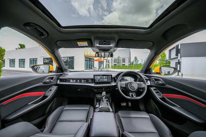 Song song với việc hé lộ thời điểm ra mắt, giới đại lý cũng cho hay giá dự kiến của MG5 2021 sẽ vào khoảng 500 triệu đồng dù vẫn chưa rõ sẽ có bao nhiêu phiên bản được phân phối tại Việt Nam. Trước đó vào cuối tháng 7, MG5 2021 ra mắt Thái Lan với 3 phiên bản cùng giá bán quy đổi dao động từ 419 – 481 triệu đồng.