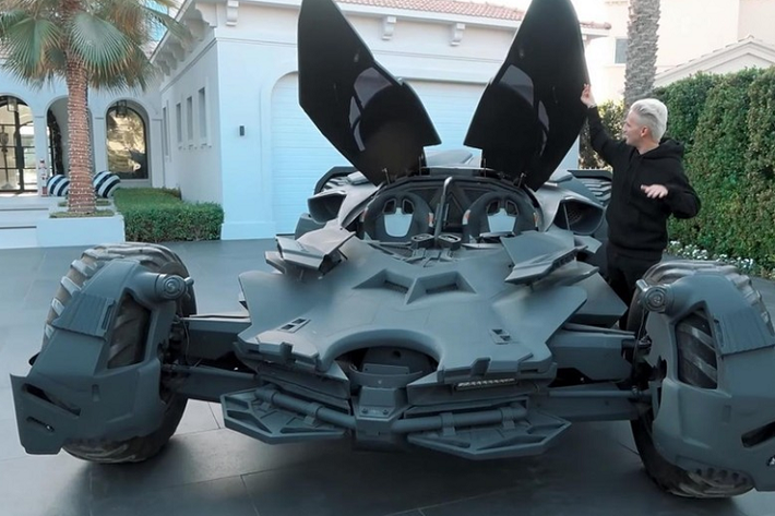 YouTuber nổi tiếng “Supercar Blondie” và đội ngũ của cô ấy luôn có cơ hội được tận tay khám phá những chiếc xe điên rồ nhất và tốc độ nhất trên thế giới. Trong một video mới đăng tải, họ đã có cơ hội tiếp cận một chiếc Batmobile động cơ Ford Raptor kích thước thật, dựa trên phiên bản trong phim “Batman v Superman: Dawn of Justice” năm 2016. Nó là chiếc duy nhất trên thế giới như thế này, một bản sao 99% được làm bằng chất liệu sợi thủy tinh và sợi carbon.