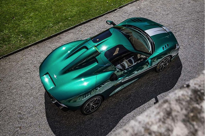 Đối với khoang cabin, hình bóng của mẫu Ferrari 488 hiện lên rõ nét với kiểu bố cục nội thất gần như tương đồng. Phía Carrozzeria Touring cũng đưa ra rất nhiều tuỳ chọn nội thất khác nhau cho chủ xe nhằm tạo sự khác biệt giữa 18 chiếc Touring Superleggera Arese RH95 được sản xuất