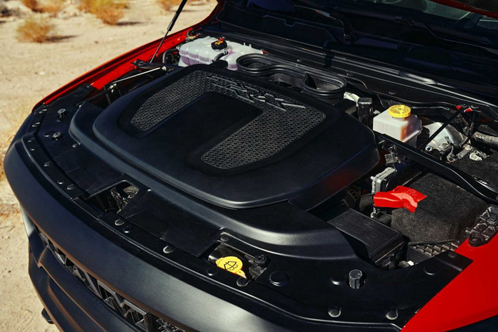 Điểm nổi trội của bán tải RAM 1500 TRX hơn hẳn đối thủ Ford F-150 Raptor chính là khối động cơ xăng V8 dung tích 6.2L siêu nạp cho công suất tối đa 702 mã lực và mô-men xoắn cực đại lên đến 881Nm. Sức mạnh được truyền xuống bốn bánh, thông qua hộp số tự động 8 cấp TorqueFlite 8HP95.