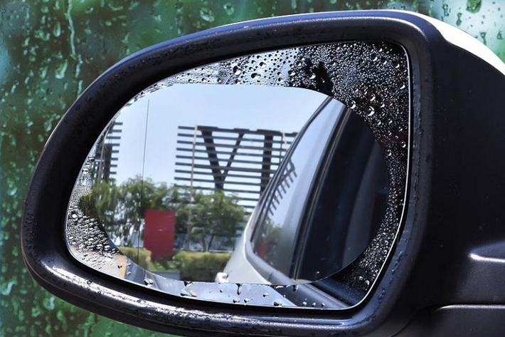 Miếng dán chống bám nước trên gương chiếu hậu Thời tiết mưa gió luôn gây khó chịu cho các tài xế khi tham gia giao thông. Vào những ngày này, gương chiếu hậu trên xe thường xuyên bị bám nước gây ra khó khăn trong việc quan sát, làm giảm tầm nhìn, đặc biệt là vào khoảng thời gian buổi tối hay “chập tối”.