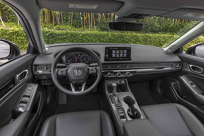 5. Honda Civic Giá bán xe Honda Civic được công bố rẻ hơn so với nhiều mẫu xe khác trong danh sách top 10 năm nay. Tuy nhiên, giá cả phải chăng không có nghĩa là cabin không đẹp. Xe đặc biệt ấn tượng với trang trí nhôm bảng điều khiển giúp mang đến vẻ ngoài cao cấp hơn.