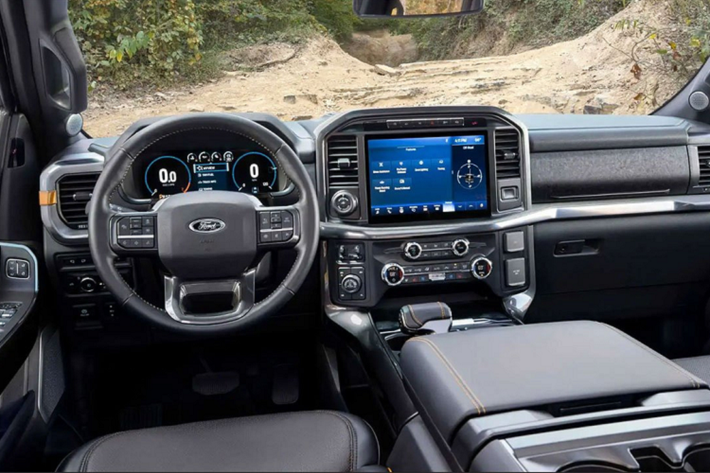 2. Ford F-150 Một trong những điểm mạnh của F-150 mới nhất là có sẵn bệ đặt laptop bên trong xe và ghế trước có thể gập phẳng. Đây cũng là mẫu bán tải duy nhất lọt vào danh sách năm nay. Ford F-150 là một ví dụ tuyệt vời về việc những mẫu bán tải hiện nay có thể kết hợp hài hòa giữa sự sang trọng và khả năng chuyên chở cùng sức kéo ấn tượng.