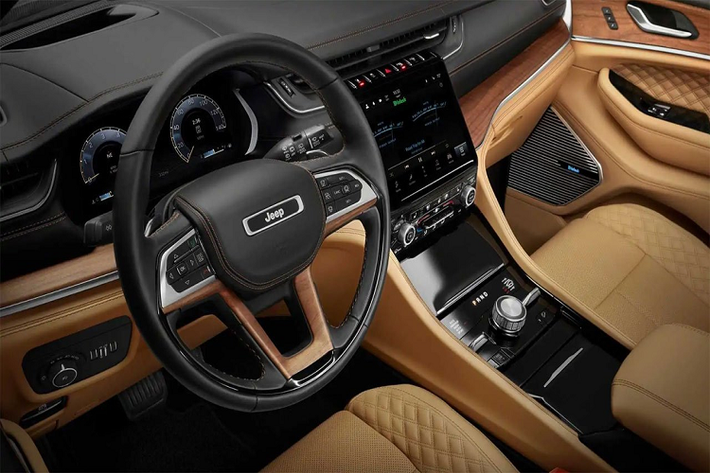 7. Jeep Grand Cherokee L Jeep đã nâng cấp toàn diện nội thất của Grand Cherokee L mới về vật liệu cũng như công nghệ và điều này được giới chuyên gia đánh giá cao. Sự kết hợp giữa gỗ và da trong cabin xe khiến người dùng có cảm giác như được ở trong một căn phòng sang trọng, ngả lưng ra ghế và tận hưởng một khung cảnh tuyệt đẹp.