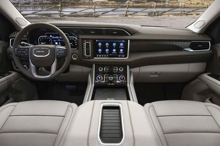4. GMC Yukon Denali XL GMC Yukon XL là mẫu SUV body-on-frame duy nhất lọt vào danh sách năm nay. Những điểm nhấn đáng chú ý trong cabin chính là khảm gỗ và trang trí kim loại. Hơn nữa, kích thước khổng lồ của xe có nghĩa là hàng ghế thứ ba đủ rộng để mọi người sử dụng không gian nội thất thoải mái nhất.