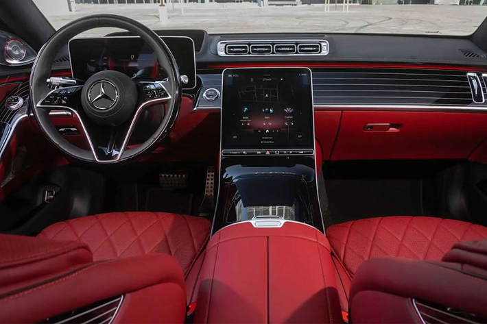 9. Mercedes-Benz S-Class Sẽ rất thiếu sót nếu nội thất của mẫu xe Mercedes-Benz S-Class thế hệ mới không nhận được lời khen ngợi. Chỉ cần nhìn thôi cũng đủ để giải thích lý do tại sao mẫu sedan này lọt vào danh sách năm nay.