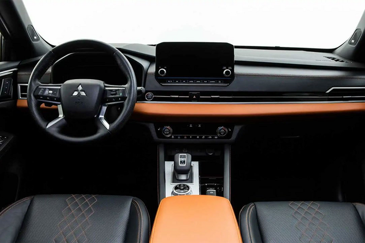 10. Mitsubishi Outlander Việc Mitsubishi Outlander mới nằm trong top 10 mẫu xe có nội thất tốt nhất năm 2021 có thể là một điều bất ngờ. Bằng cách nào đó, xe có thể “sánh ngang” với Bentley và Mercedes-Benz về mặt nội thất. Theo các chuyên gia, Outlander có chất liệu và thiết kế thực sự đẹp với mức giá chỉ 38.590 USD (878 triệu đồng).