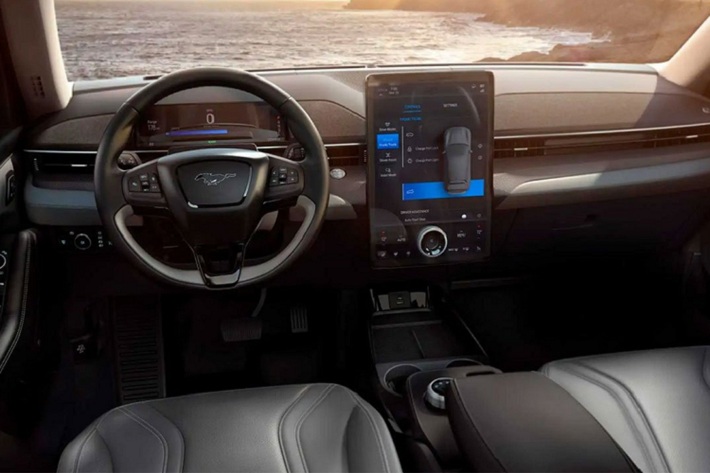 3. Ford Mustang Mach-E Mach-E là mẫu xe điện duy nhất lọt vào top 10 nội thất ôtô tốt nhất năm 2021. Xe được giới chuyên gia đánh giá cao do có kiểu dáng tối giản nhưng vẫn rất hiện đại. Chính vì vậy, cabin của Mach-E có thể không hào nhoáng nhưng vận hành rất tốt.