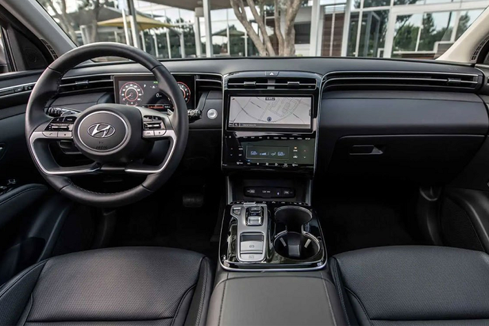 6. Hyundai Tucson Cabin của mẫu xe Hyundai Tucson không những trông đẹp mắt mà còn hoạt động tốt. Giới chuyên gia đánh giá cao cảm giác sử dụng của các nút bấm và công tắc trên vô lăng. Thêm vào đó, toàn bộ bố cục nội thất cũng trông gắn kết và phong cách.