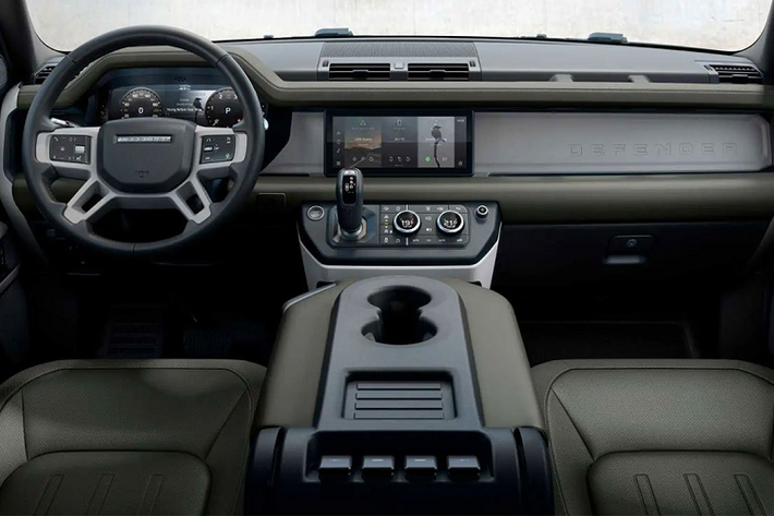 8. Land Rover Defender Thoạt nhìn, cabin của Land Rover Defender trông không đẹp bằng một số mẫu xe khác trong danh sách này. Thậm chí theo các chuyên gia, nội thất của Defender không đẹp theo tiêu chuẩn thông thường. Tuy nhiên, các chức năng bên trong cabin đủ tốt để lọt vào top 10.