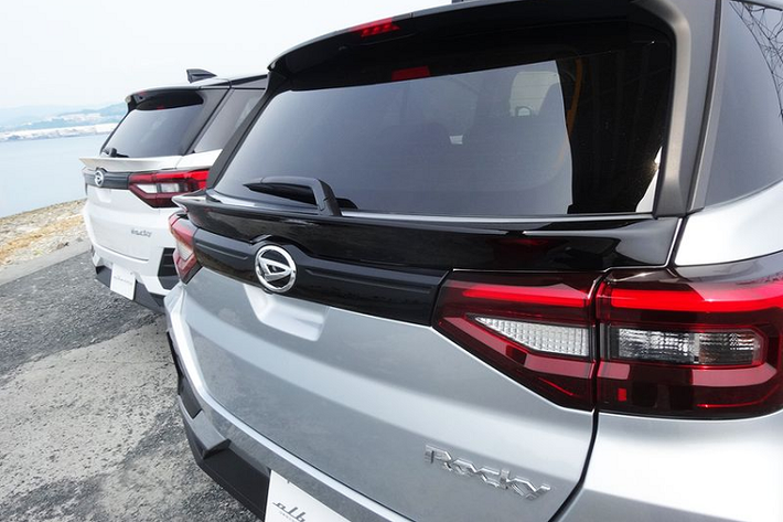 Ngay từ ban đầu, Toyota Raize đã có một vẻ ngoài vuông vắn nên những nâng cấp từ hãng độ Nhật Bản trông có vẻ khá hợp với Raize. Tổng thể của Raize trở nên ấn tượng và cá tính hơn rất nhiều.