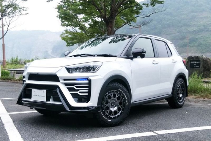 Các nâng cấp Toyota Raize độ Lamborghini Urus diễn ra chủ yếu ở phần đầu, gồm lưới tản nhiệt tổ ong mới, cản trước nổi bật với các gốc gió lớn hơn và thiết kế giống Lamborghini Urus.