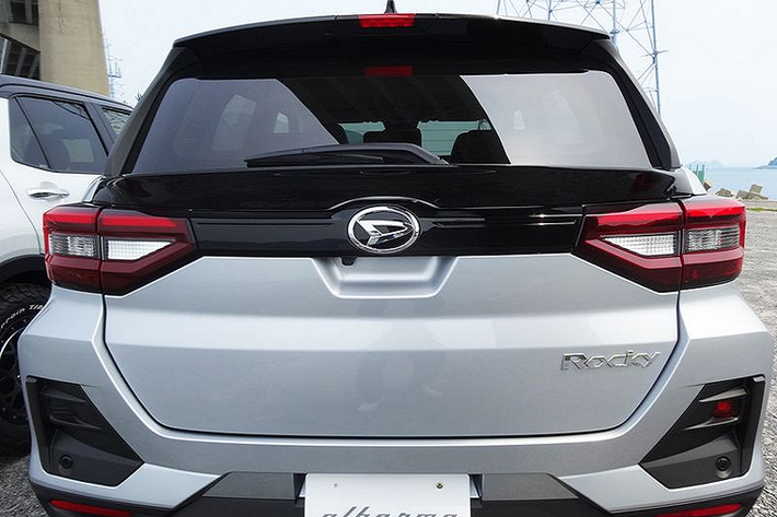 Đèn pha của Toyota Raize vẫn được giữ nguyên, trong khi đó ở phía sau chiếc xe nhận được cánh gió thể thao hơn. Ngoài ra, chiếc SUV cỡ nhỏ cũng được lắp đặt bộ mâm hợp kim sơn 2 màu mới đi kèm bộ lốp mỏng hơn.