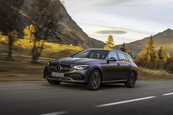 So với C-Class thông thường, Mercedes-Benz C-Class All-Terrain 2022 mới có khoảng sáng gầm cao hơn 40mm, lưới tản nhiệt gồm các nan kim loại màu đen chạy dọc lạ mắt, ốp nhựa ở vòm bánh xe, các tấm chống trượt màu bạc ở cản va trước và sau tập trung vào khả năng off-road.