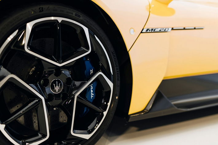 Khoang lái xe Maserati MC20 sử dụng da cap cấp, carbon nhám và các chi tiết nhôm, điểm ấn tượng trong nội thất của siêu xe Maserati MC20 lại đến từ tiết kế tối giản, giúp người điều khiển chỉ tập trung vào việc trải nghiệm khối động cơ V6 mạnh mẽ của xe. Ở bảng điều khiển trung tâm có núm điều chỉnh các chế độ lái, và số lùi.