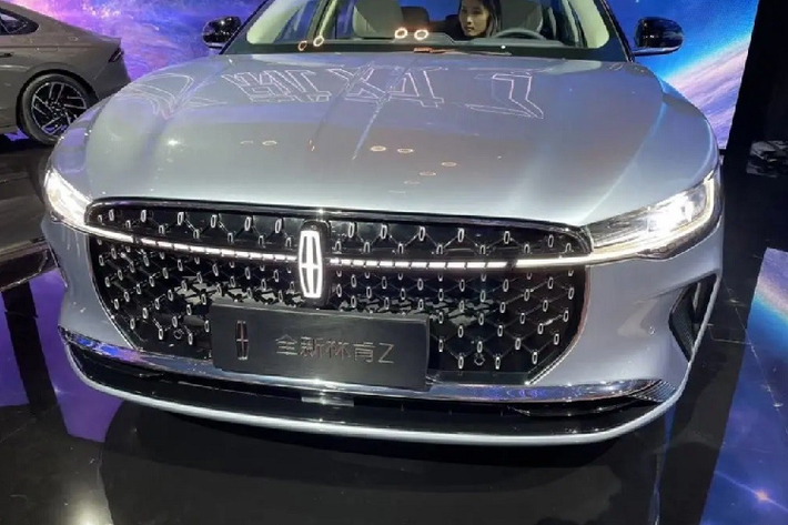 Dùng chung cơ sở gầm bệ với Ford Mondeo mới, Zephyr mang trên mình ngôn ngữ thiết kế “Quiet Flight” của thương hiệu Lincoln. Trên đầu xe, mẫu sedan hạng sang này được trang bị lưới tản nhiệt cỡ lớn, chia đôi bằng dải đèn LED định vị ban ngày nằm ngang, nối với logo phát sáng của hãng Lincoln ở giữa. Dải đèn này tiếp tục kéo dài sang hai bên và ăn sâu vào bên trong cụm đèn pha LED. Bên dưới nữa là 2 khe gió khá lớn và cánh lướt gió trước.