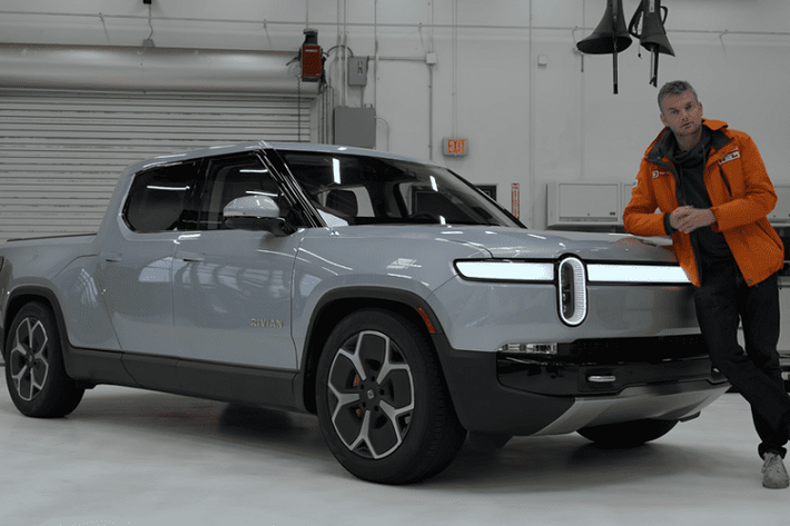 Rivian R1T hoàn toàn mới hiện đang là mẫu xe bán tải điện được chú ý nhất lúc này, bởi nó đã chính thức lăn bánh khỏi dây chuyền sản xuất và đang là trọng tâm của nhiều video đánh giá, và “Edmunds” là một ví dụ. Trong video đánh giá của mình, chuyên gia ở “Edmunds” đã thực hiện một vài bài thử nghiệm thú vị để giúp khán giả hiểu rõ hơn về sức mạnh của mẫu bán tải điện này.