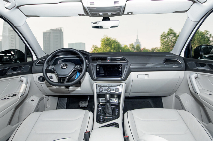 Được biết, giá xe Volkswagen Tiguan 2021 đang bán ra chính hãng tại Việt Nam từ 1,7 tỷ đến 1,93 tỷ đồng. Chiếc xe mà Lệ Quyên chọn mua thuộc bản Volkswagen Tiguan Luxury S có giá đắt nhất với mức giá lăn bánh có thể trên 2,1 tỷ đồng.