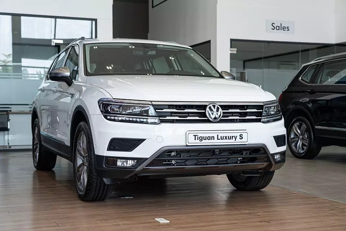 Dù chỉ chia sẻ việc tậu xe SUV Volkswagen Tiguan 2021 thông qua tin nhanh 24 giờ tự xóa nhưng cũng đủ để thấy nữ ca sĩ này rất hạnh phúc bên xế cưng và tất nhiên là tình trẻ của mình. Trước đó, Lệ Quyên cũng đã khá chịu chơi khi tậu xe SUV hạng sang Audi Q8 chính hãng có giá lăn bánh hơn 5 tỷ đồng.