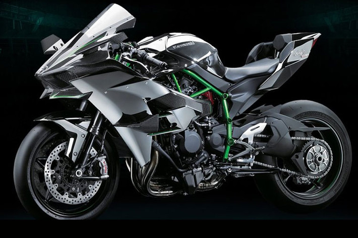 Ninja H2 Carbon được trang bị hệ thống động cơ 4 xy-lanh siêu nạp, 16 van, dung tích 998cc, sản sinh công suất tối đa 227,7 mã lực tại 11.500 vòng/phút và mô-men xoắn cực đại 141,7 Nm tại 11.500 vòng/phút. Khi sử dụng thêm bộ Ram Air, công suất của xe có thể tăng lên mức 239,5 mã lực. Giá xe Kawasaki Ninja H2 Carbon 2021 tại Việt Nam khoảng hơn 1,3 tỷ đồng.