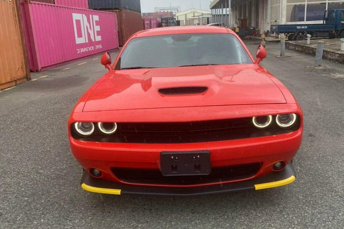 Những dòng xe thể thao tại Việt Nam được các đại gia ưa chuộng bao gồm Chevrolet Camaro, Ford Mustang hay Chevrolet Corvette. Trong số đó, các công ty nhập khẩu tư nhân cũng mạnh dạn đưa về dải đất hình chữ S mẫu xe Dodge Challenger. Hiện đã có trên 5 chiếc với nhiều phiên bản khác nhau và mới nhất là Dodge Challenger GT đời mới.