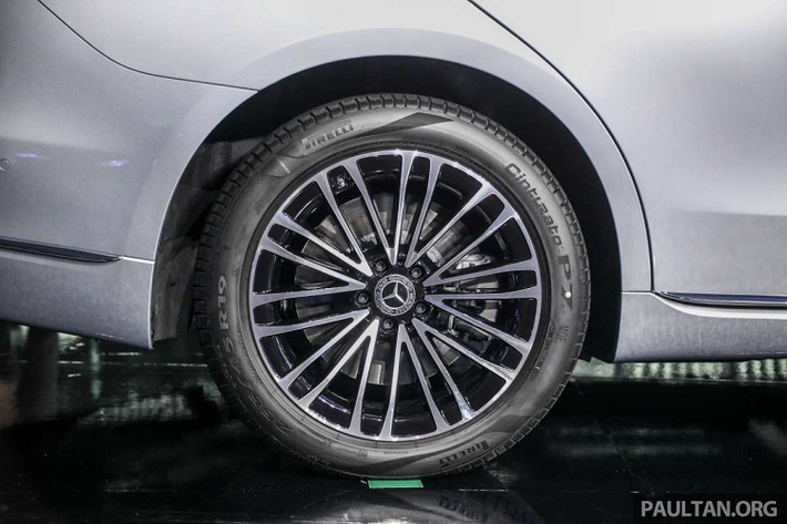 Chiếc S-Class 2022 cũng bóng bẩy hơn nhờ những đường nét và yếu tố thiết kế mới, bao gồm đèn pha hình thang mỏng hơn và rộng hơn và đèn LED chạy ban ngày hình móc câu.