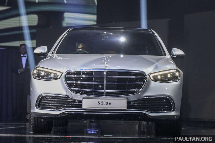 Hàng ghế sau có cả tính năng sưởi cổ. Động cơ trên Mercedes-Benz S580e 2021 là động cơ mã M256 I6 tăng áp 3.0 lít điện khí hóa, kết hợp với hộp số tự động 9 cấp, sản sinh tổng công suất 510 mã lực và mô-men xoắn 750Nm. Xe có thể tăng tốc từ 0-100km/h chỉ trong 5,2 giây trước khi đạt vận tốc tối đa 250km/h.