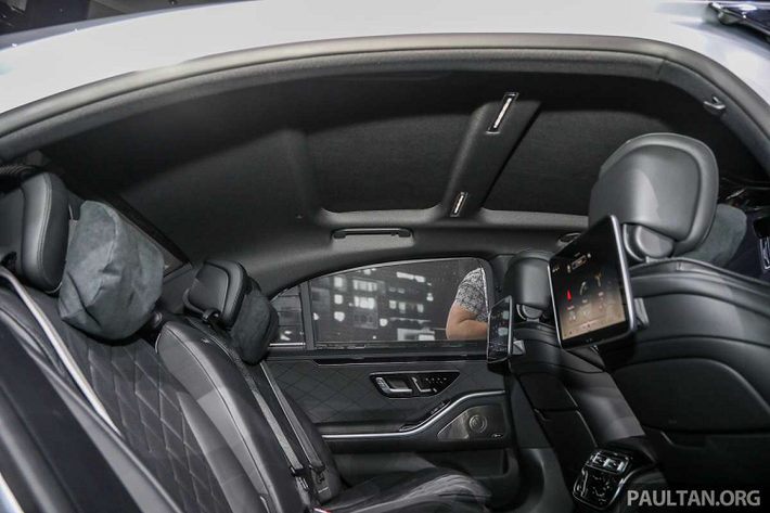 Ở phía sau, đèn hậu S-Class 2022 có thiết kế hình tam giác tương tự như CLS. S580e 2022 đi kèm hệ thống treo khí nén Airmatic tiêu chuẩn với bộ giảm chấn thích ứng. Dàn chân lắp mâm hợp kim đa chấu kép 19 inch.