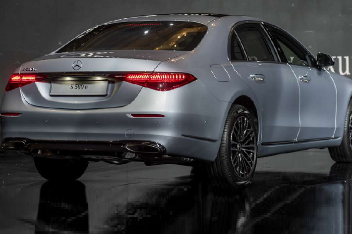 Với chiều dài 5.179 mm, rộng 1.921 mm và cao 1.503 mm ở bản tiêu chuẩn, Mercedes-Benz S-Class 2022 mới dài hơn 54 mm, rộng hơn 22 mm và cao hơn 10 mm so với bản tiền nhiệm. Phiên bản được giới thiệu tại Malaysia thuộc bản trục cơ sở kéo dài vì vậy nó dài hơn 110 mm ở mức 5.289 mm. Dù kích thước tăng nhưng trọng lượng của S-Class 2022 nhẹ hơn 60kg so với phiên bản cũ nhờ sử dụng nhôm cho hơn 50% cấu trúc xe.