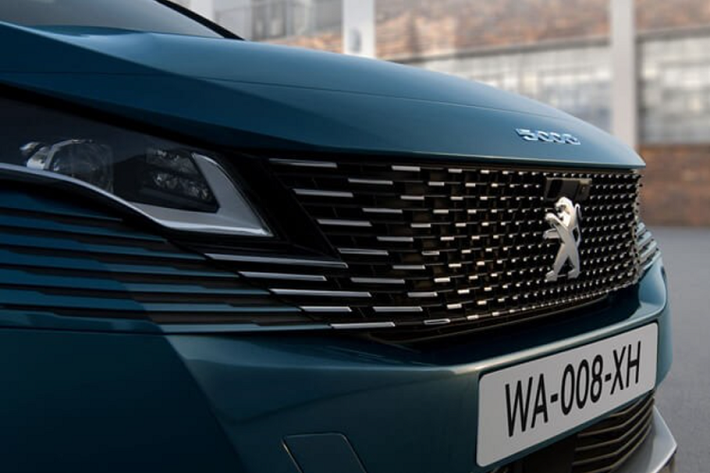 Hiện chưa rõ phiên bản facelift Peugeot 5008 2022 này có những nâng cấp cụ thể nào về ngoại thất cũng như nội thất. Khoang cabin của Peugeot 5008 2022 được dự đoán vẫn có các trang bị tiêu chuẩn như màn hình đa thông tin sau vô lăng, ghế massage, cửa sổ trời toàn cảnh, hệ thống âm thanh Focal 10 loa,...