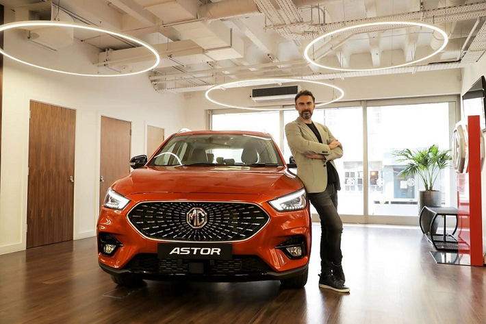 Vào hồi giữa tháng 9 vừa qua, hãng MG đã chính thức vén màn mẫu SUV cỡ B hoàn toàn mới mang tên Astor ở thị trường Ấn Độ. Sang tháng 10, hãng MG mới công bố giá bán của mẫu xe này. Theo đó, tại thị trường Ấn Độ, MG Astor 2021 mới được chia thành 4 phiên bản, bao gồm Style, Super, Smart và Sharp.