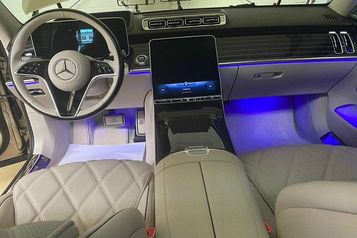 Từ những hình ảnh được đăng tải, chiếc Mercedes-Maybach S680 2022 đầu tiên sắp về Việt Nam có khoang nội thất bọc da sáng màu, vô lăng nổi bật với tông màu đen tương phản trên các chấu và xung quanh vành tay lái.