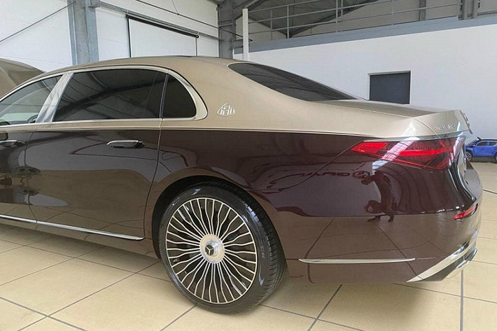 Ở bên trong, toàn bộ khoang nội thất của chiếc xe siêu sang Mercedes-Maybach S680 đều được bọc da Nappa đắt tiền, từ ghế ngồi cho đến trần xe, bảng điều khiển, vô lăng và tấm ốp cửa. Bảng điều khiển xe xuất hiện nhiều chi tiết trang trí ốp gỗ designo open-pore walnut, bộ bàn đạp Maybach độc quyền và đặc biệt là mùi hương đặc trưng trên những chiếc sedan siêu sang Maybach.