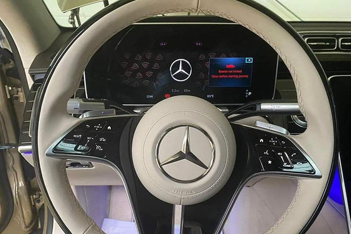 Nằm dưới nắp capo của Mercedes-Maybach S680 là khối động cơ tăng áp kép V12 6.0L cực mạnh mẽ, sản sinh công suất tối đa 621 mã lực và momen xoắn cực đại 1.001 Nm.