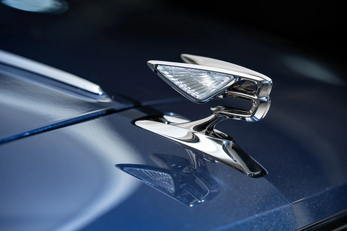 Chiếc xe siêu sang Bentley Flying Spur của vợ chồng diễn viên Chi Bảo mới mua và sẽ nhận bàn giao vào đầu năm sau được trang bị khối động cơ xăng V8, tăng áp kép, dung tích 4.0 lít, sản sinh ra công suất tối đa 542 mã lực và mô-men xoắn cực đại 770 Nm.