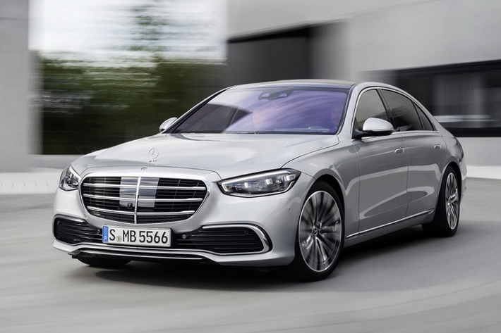 Trong sự kiện trực tuyến Mercedes-Benz Việt Nam Virtual Show – BEYOND, hãng xe Đức đã chính thức ra mắt thế hệ mới của S-Class. Theo đó, Mercedes-Benz S-Class 2021 mới vẫn được nhập khẩu nguyên chiếc và phân phối với 2 phiên bản là S 450 và S 450 Luxury cùng giá bán lẻ đề xuất tương ứng là 5,199 tỷ và 5,749 tỷ đồng, tăng tới gần 800 triệu đồng so với đời cũ.